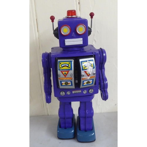 3 - Vintage toys: to include Japanese tinplate clockwork examples, comprising robots and figures