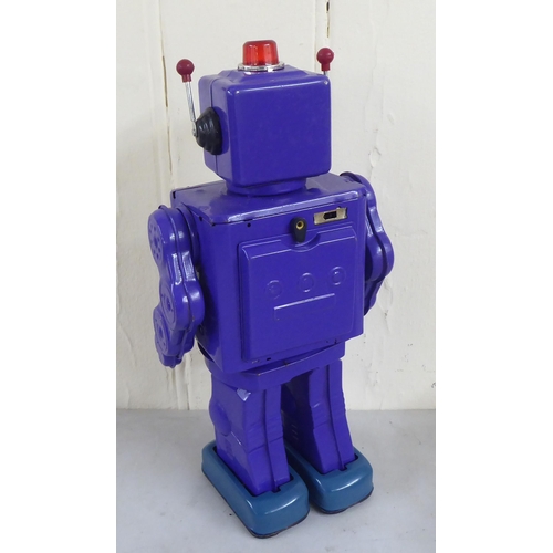 3 - Vintage toys: to include Japanese tinplate clockwork examples, comprising robots and figures