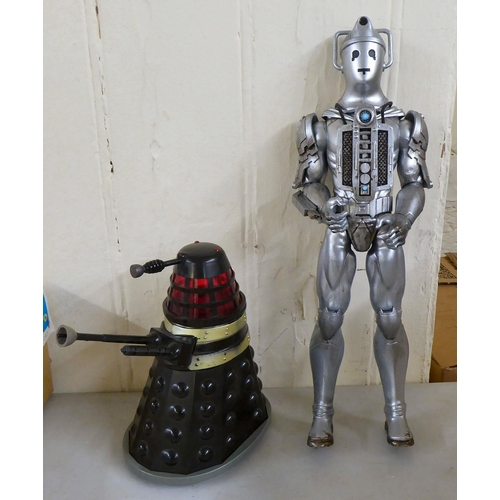 3 - Vintage toys: to include Japanese tinplate clockwork examples, comprising robots and figures