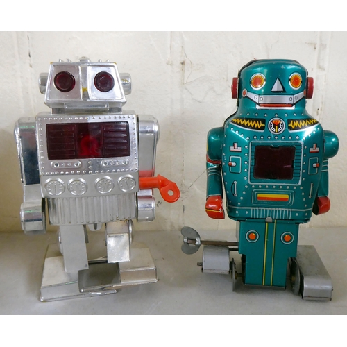 3 - Vintage toys: to include Japanese tinplate clockwork examples, comprising robots and figures