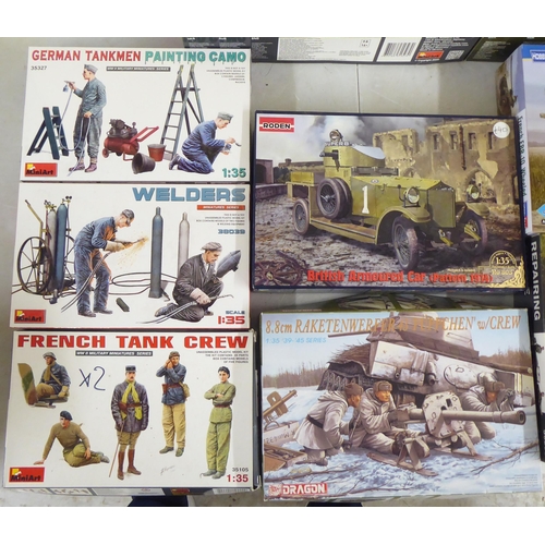 32 - 1/35 scale model kits: to include a Kleines Kettenkraftrad by Tamiya; and US Light Infantry by Drago... 