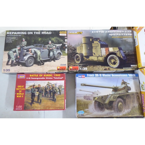 32 - 1/35 scale model kits: to include a Kleines Kettenkraftrad by Tamiya; and US Light Infantry by Drago... 