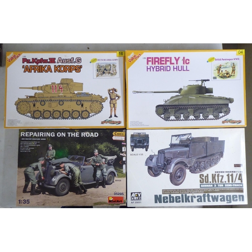 32 - 1/35 scale model kits: to include a Kleines Kettenkraftrad by Tamiya; and US Light Infantry by Drago... 