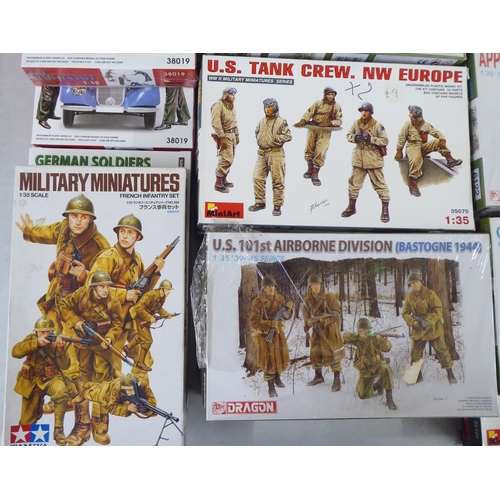 32 - 1/35 scale model kits: to include a Kleines Kettenkraftrad by Tamiya; and US Light Infantry by Drago... 