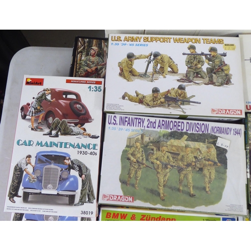 32 - 1/35 scale model kits: to include a Kleines Kettenkraftrad by Tamiya; and US Light Infantry by Drago... 