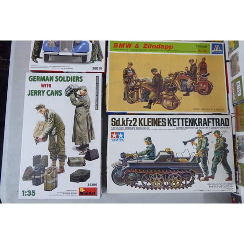 32 - 1/35 scale model kits: to include a Kleines Kettenkraftrad by Tamiya; and US Light Infantry by Drago... 