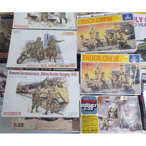 32 - 1/35 scale model kits: to include a Kleines Kettenkraftrad by Tamiya; and US Light Infantry by Drago... 