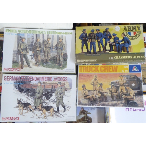 32 - 1/35 scale model kits: to include a Kleines Kettenkraftrad by Tamiya; and US Light Infantry by Drago... 