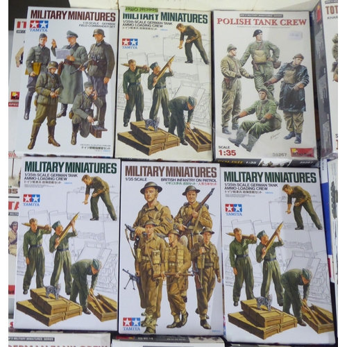 39 - 1/35 scale model kits: to include an Airfix Panzer III Ausf.j; and British Infantry on Patrol by Tam... 