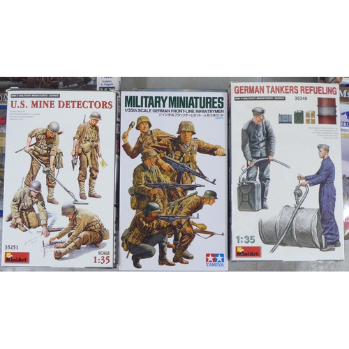 39 - 1/35 scale model kits: to include an Airfix Panzer III Ausf.j; and British Infantry on Patrol by Tam... 