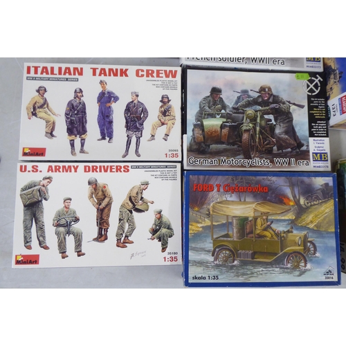 39 - 1/35 scale model kits: to include an Airfix Panzer III Ausf.j; and British Infantry on Patrol by Tam... 