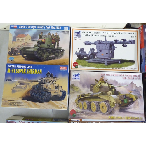 39 - 1/35 scale model kits: to include an Airfix Panzer III Ausf.j; and British Infantry on Patrol by Tam... 