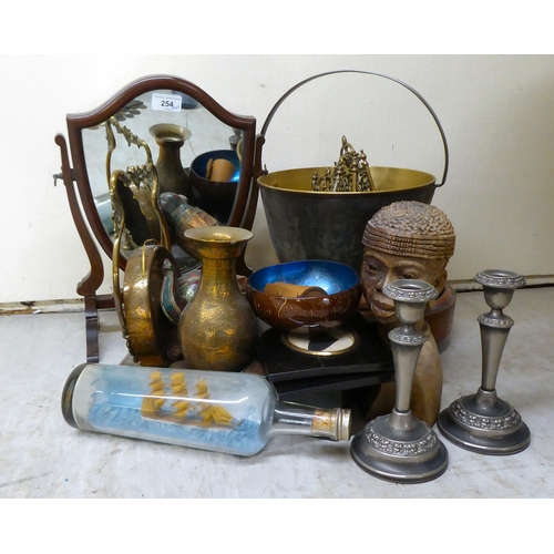 254 - A mixed lot: to include traditional English and other tourist collectables