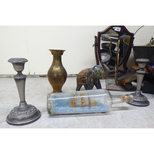 254 - A mixed lot: to include traditional English and other tourist collectables