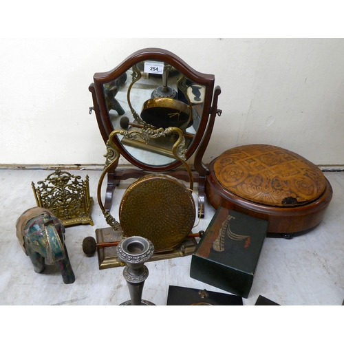 254 - A mixed lot: to include traditional English and other tourist collectables