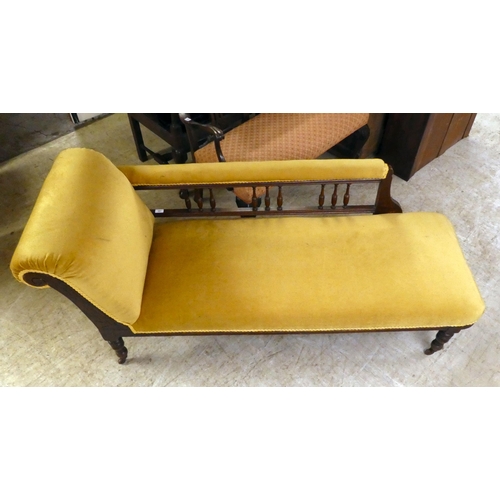 257 - An Edwardian painted oak showwood framed and later fabric upholstered chaise longue, raised on turne... 