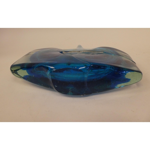 40 - A 1977 Mdina tinted blue and randomly streaky turquoise coloured axe head glass vase  9