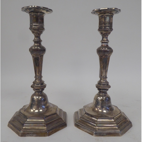 5 - A pair of Edwardian silver candlesticks of octagonal outline with a detachable sconce, over a knoppe... 