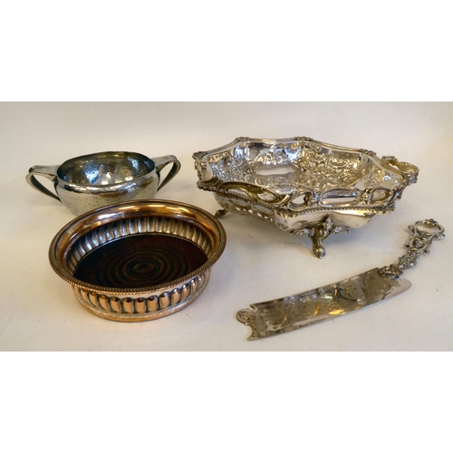 79 - Decorative domestic metalware: to include a silver plated bread basket of octagonal outline with emb... 