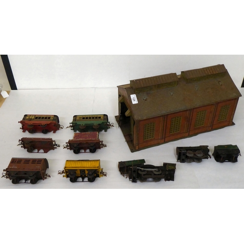 124 - Tinplate T0 gauge model railway accessories: to include a train shed  12