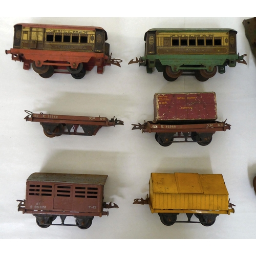 124 - Tinplate T0 gauge model railway accessories: to include a train shed  12