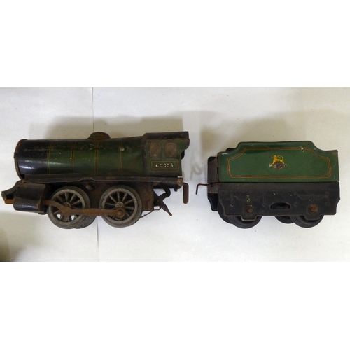 124 - Tinplate T0 gauge model railway accessories: to include a train shed  12