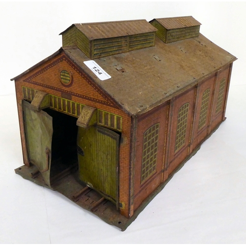 124 - Tinplate T0 gauge model railway accessories: to include a train shed  12