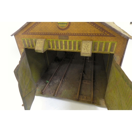 124 - Tinplate T0 gauge model railway accessories: to include a train shed  12