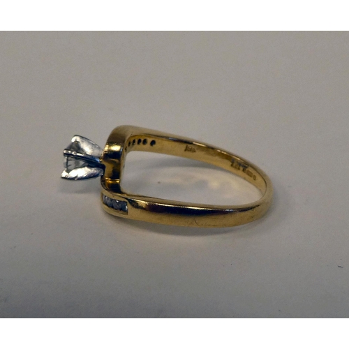 126 - An 18ct gold crossover set diamond ring 