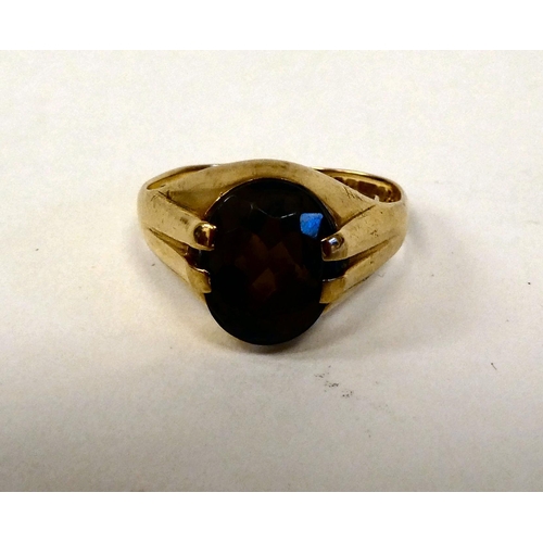 28 - A 9ct gold smokey stone set ring 