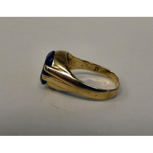 28 - A 9ct gold smokey stone set ring 