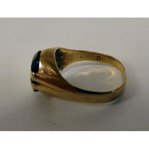 28 - A 9ct gold smokey stone set ring 