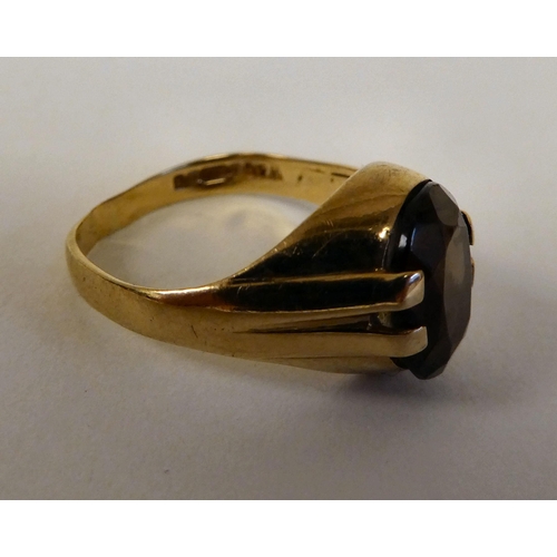 28 - A 9ct gold smokey stone set ring 