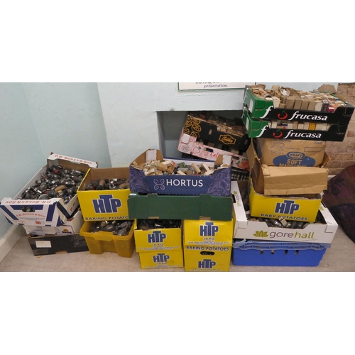 322 - A vast collection of radio valves  various maker's & sizes  (no guarantee on working c... 