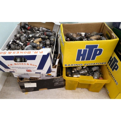 322 - A vast collection of radio valves  various maker's & sizes  (no guarantee on working c... 