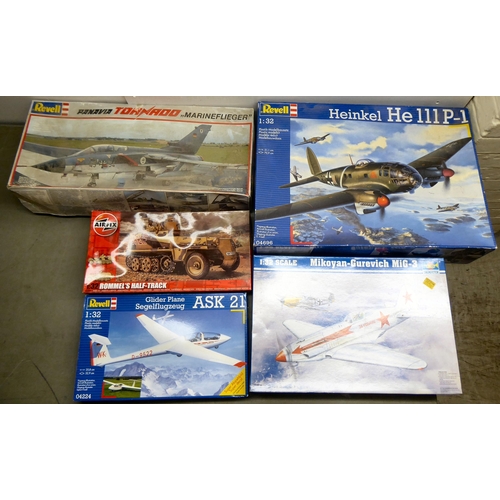 46 - 1/32 scale model kits: to include a Revell ASK 21 Glider Plane; and a PAK 40 AT Gun with servants by... 