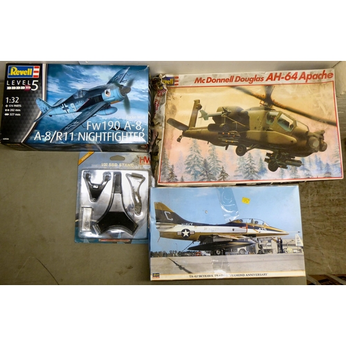 51 - 1/32 scale model kits: to include an Airfix Bond Bug; and a 1915 Ford Model T Coupelet by Ludberg&nb... 