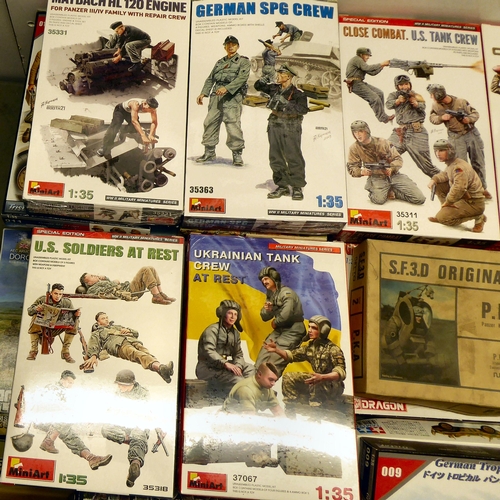 66 - 1/35 scale model kits: to include a Revell, Sd.Kfz.251/3 Ausf.B; and an Austin K 2/Y Ambulance by Ai... 