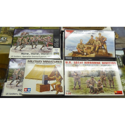 66 - 1/35 scale model kits: to include a Revell, Sd.Kfz.251/3 Ausf.B; and an Austin K 2/Y Ambulance by Ai... 