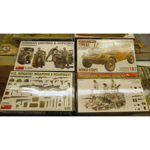 66 - 1/35 scale model kits: to include a Revell, Sd.Kfz.251/3 Ausf.B; and an Austin K 2/Y Ambulance by Ai... 