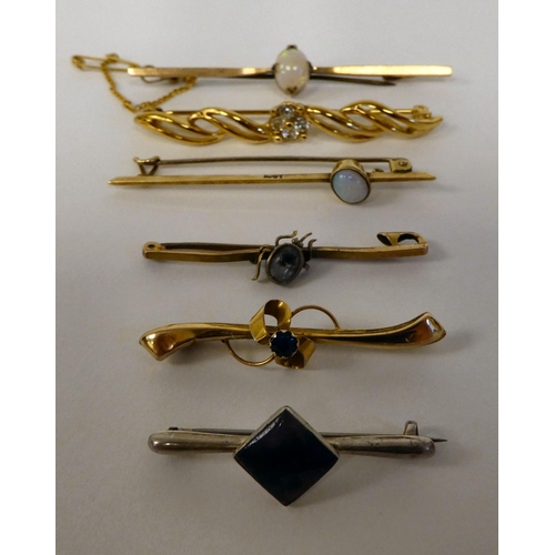 72 - Gold coloured metal items of personal ornament: to include a 15ct pin brooch, set with an opal ... 