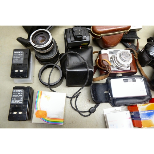 95 - Cameras and other photographic equipment: to include a Brawn Paxette