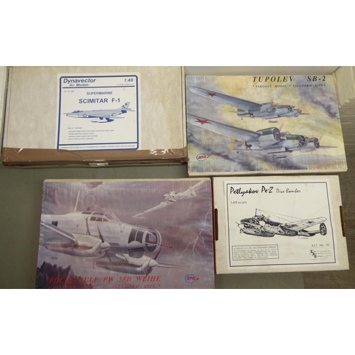 96 - 1/48 scale model kits: to include an, Airacobra Mk.I by Hasegawa; and 'The Royal Thames' Oakley Clas... 