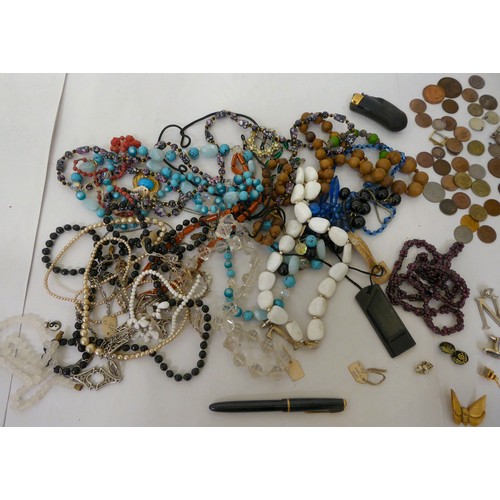 315 - A mixed lot: to include coins, items of personal ornament and empty jewellery boxes