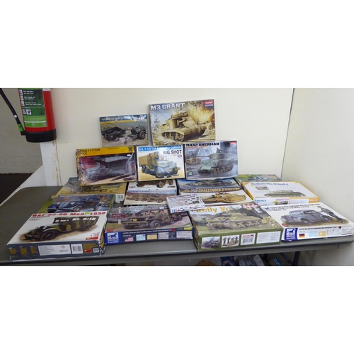 107 - 1/35 scale model kits: to include by MRC, a Bell 47D MASH Helicopter; and a Challenger II Main Battl... 