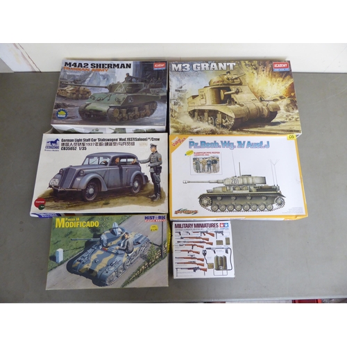 107 - 1/35 scale model kits: to include by MRC, a Bell 47D MASH Helicopter; and a Challenger II Main Battl... 