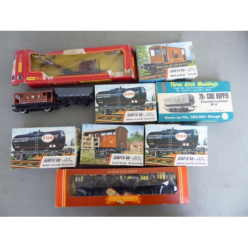 112 - H0 and 00 model railway accessories: to include a Hornby GWR 4-6-0 'Hardwick Grange' loco; and an Ai... 