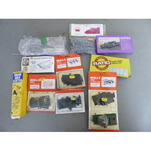 112 - H0 and 00 model railway accessories: to include a Hornby GWR 4-6-0 'Hardwick Grange' loco; and an Ai... 