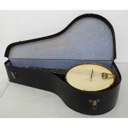 124 - A 1930s Sunray Savana banjo ukulele, in a carrying case