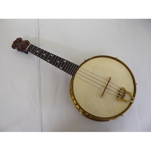 124 - A 1930s Sunray Savana banjo ukulele, in a carrying case